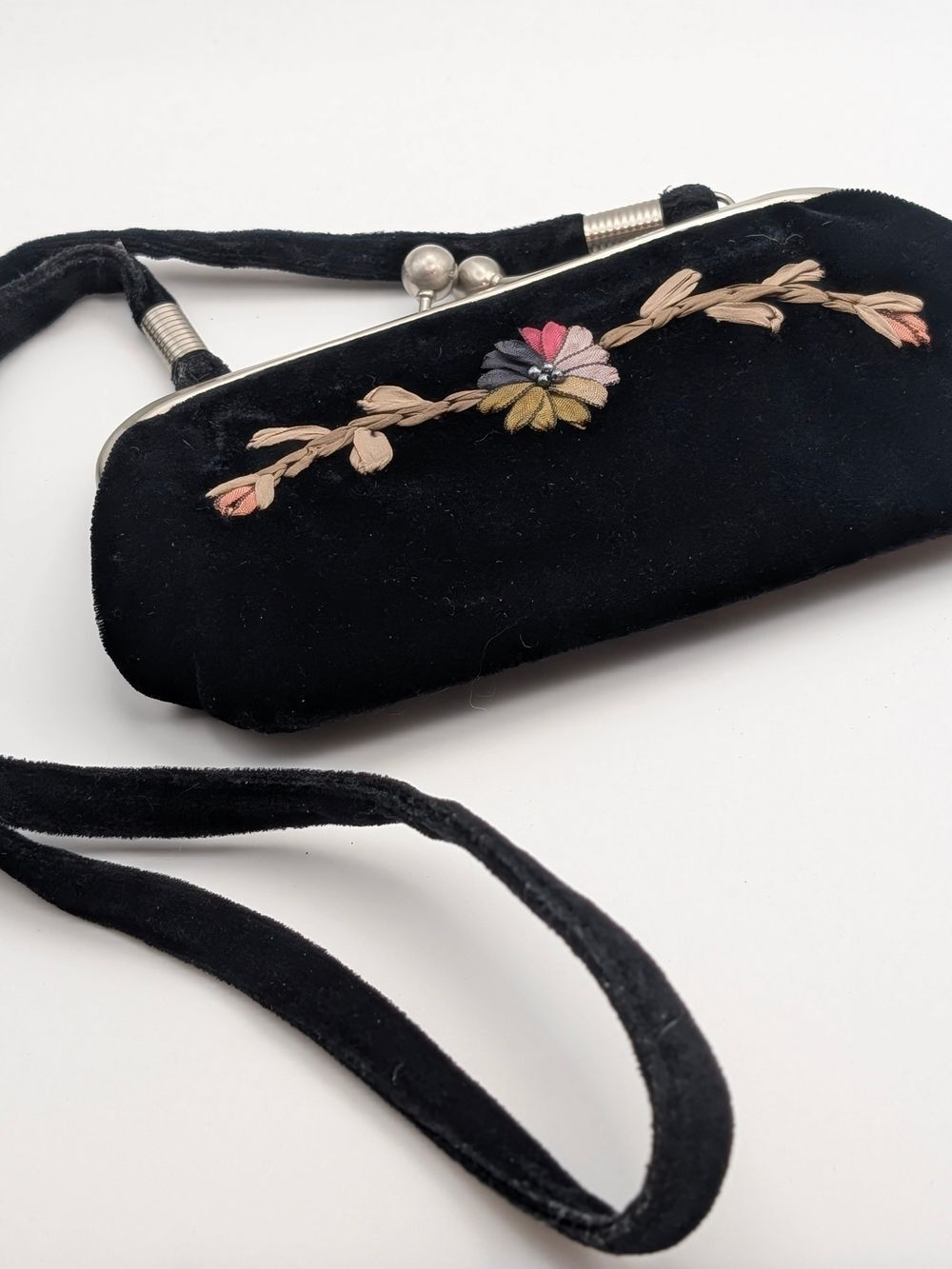 Vintage Black Velvet Ribbonwork Floral Evening Bag, Kiss Lock Clutch Shoulder - Picture 5 of 8
